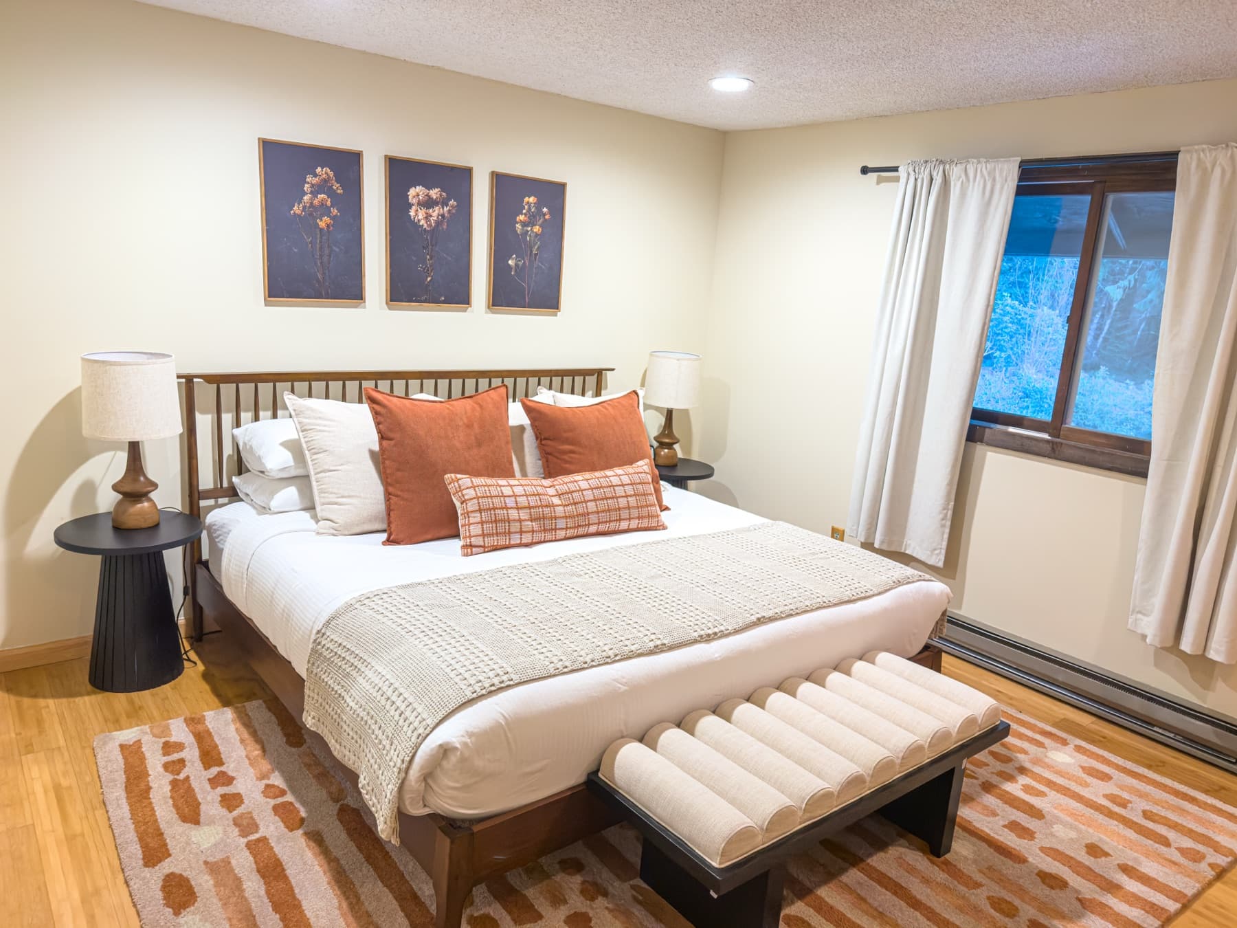 Queen bedroom — detail