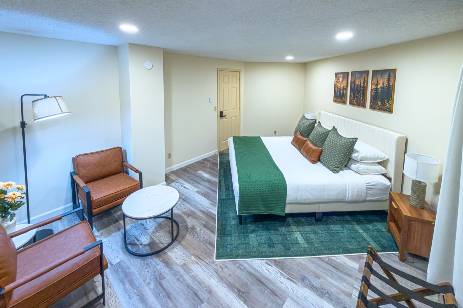 King suite — alternate angle