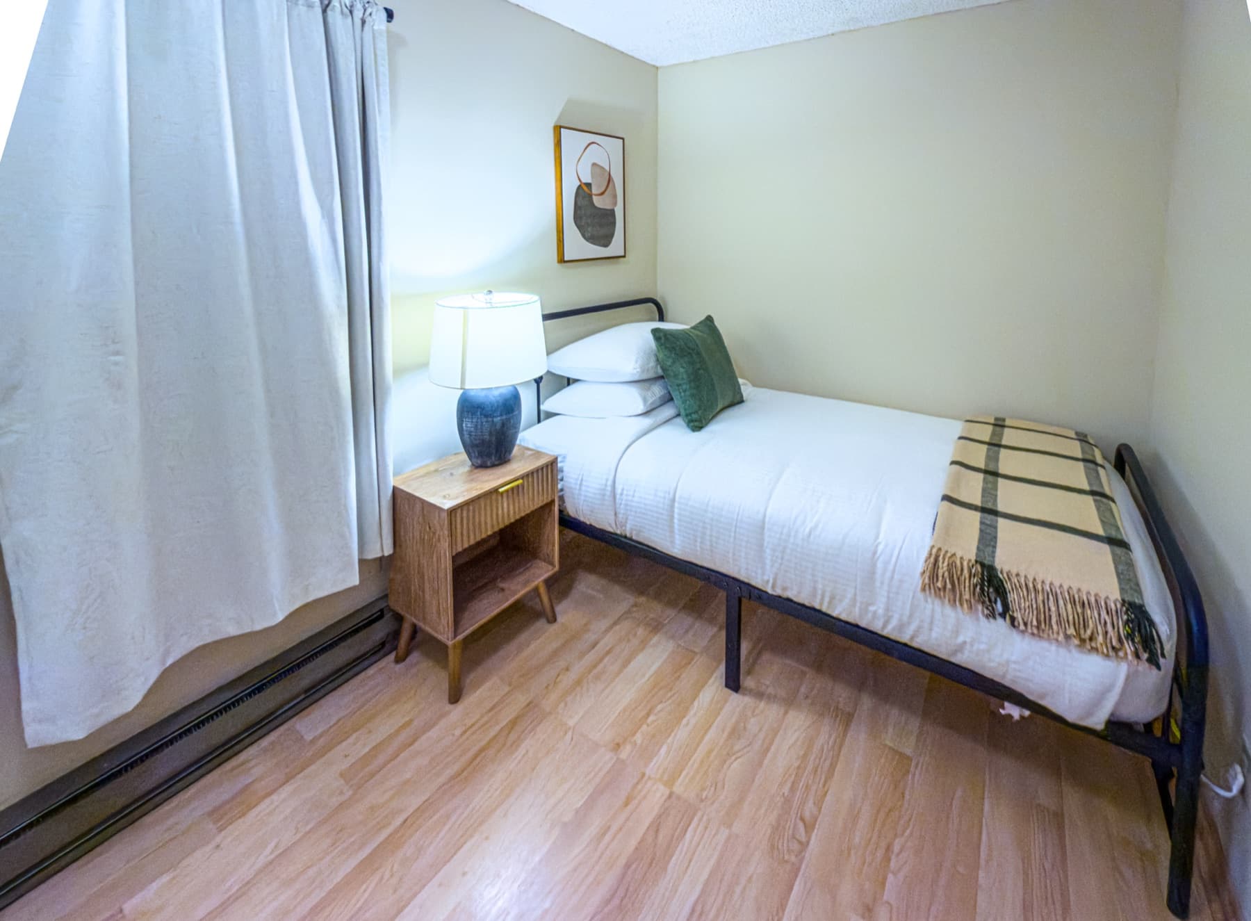 Twin bedroom — second angle